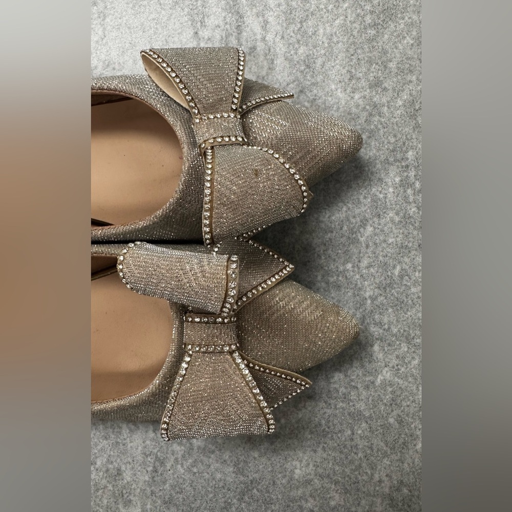 Like NEW! Women's dress shoes Sz 5 chunky heel gold plate glittery beige bow toe - Picture 7 of 7